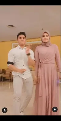 Sempat Digosipkan Bercerai, Potret Terbaru Kemesraan Ridho DA dan Syifa yang Kini Sedang Hamil - Pamer Pelukan dan Cium Pipi