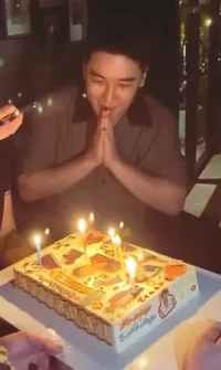Sempat Dikabarkan Pacari 2 Wanita, 8 Potret Seungri Rayakan Ulang Tahun di Thailand - Bahagia Dikelilingi Sahabat