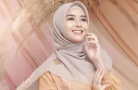 Sempat Dikira Mualaf, 7 Selebriti Non-Muslim Ini Tampil Cantik Kenakan Hijab