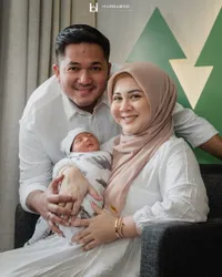Sempat Dirawat di NICU Setelah Lahir, 7 Foto Keluarga Perdana Kesha Ratuliu Bersama Baby Qwenzy - Bikin Gemas Mirip Papanya Banget