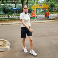 Sempat Disebut Kurus Kering Hingga Seperti Nenek-Nenek, 8 Potret Ussy Sulistiawaty yang Tetap Cantik Tampil Casual - Kaki Ramping Disorot