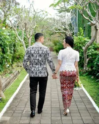 Sempat Disebut Sudah Berumah Tangga, Ini 8 Potret Angga Wijaya Diduga Sedang Jalani Prewed - Singgung Soal Undangan dan Acara Bulan Ini