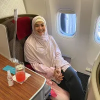 Sempat Disentil Anak Kartika Putri Soal Baju Seksi, Ini 8 Potret Feni Rose yang Berhijab Usai Umrah - Auranya Makin Adem dan Cantik