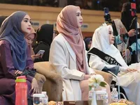 Sempat Koma di Makkah, Potret Ibunda Ria Ricis Wisuda Tahfidz Menggunakan Kursi Roda dan Pakai Mahkota