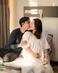 Sempat Pemotretan Sebelum Lahiran, Ini 8 Foto Mesra Felicya Angelista dan Caesar Hito di Rumah Sakit