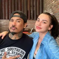 Sempat Pernah Minta Cerai, Ini Potret Romantis Nora Alexandra di Ulang Tahun Jerinx SID yang ke-46 - Makin Mesra dan Pamer Ciuman