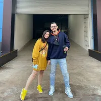 Sempat Tak Sayang dan Tak Nafsu di Awal Menikah, Ini 8 Momen Denny Sumargo dan Istrinya yang Kini Bucin Banget - Nempel Terus!