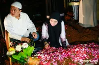 Sempat Tak Temani di Saat Terakhir, Ini 10 Potret Bella Shofie Air Matanya Tumpah di Makam Sang Ibu - Sampai Dipapah Beberapa Orang