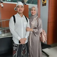Sempat Tertunda 5 Kali, 8 Potret Kaesang Pangarep Umrah Bersama Keluarga - Erina Gudono Cantiknya Meneduhkan Saat Berhijab