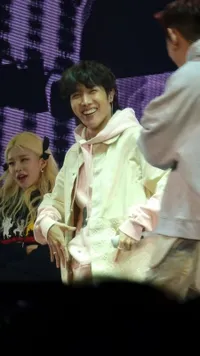 Semua Penonton Kaget, Ini 7 Potret J-Hope BTS Saat Tiba-tiba Hadir di Panggung Konser Crush - Tampil Memukau