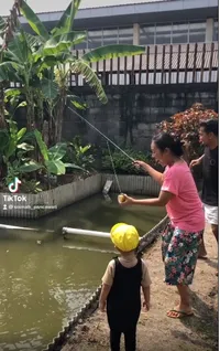 Senang Banget Sampai Ngakak, Potret Soimah Mancing Dapat Ikan Kecil Warna Hitam - Tampil Sederhana Jadi Sorotan