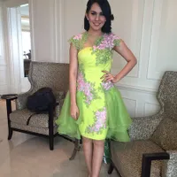 Sentuhan Seksi Dalam Busana Kartika Putri, Contek Gayanya