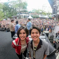 Senyum & Tawa Senang Iqbaal Ramadhan Konvoi Hari Dilan di Bandung