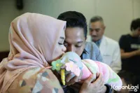Senyum Bahagia Sheza Idris dan Suami Kenalkan Anak ke Awak Media