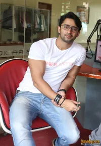 Senyum Lepas Shaheer Sheikh Pasca Akui Punya Pacar, Bikin Melting