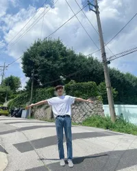 Seperti Pacar Lokal, Simak Deretan Foto Aktor Kim Seon Ho Dengan Kaos Putih