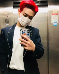 Seperti Tokoh Kartun, Berikut Foto-Foto Minho SHINee Dengan Rambut Merahnya