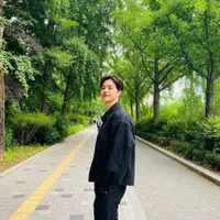 Serasa Bisa Dimiliki, Ini 9 Potret Song Kang yang Boyfriend Material dan Bikin Meleleh