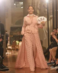 Serba Pastel, Rihanna Bawakan Koleksinya di Paris Fashion Week
