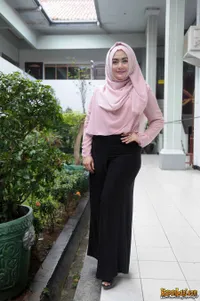 Serba Pink Cerah Ceria, Edies Adelia Santai Jalani Sidang Vonis