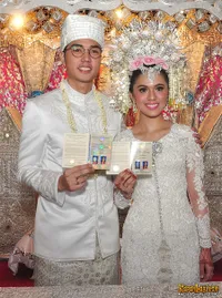 Serba Putih Minimalis, Nycta Gina Resmi Dinikahi Rizky Kinos
