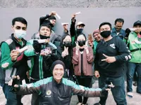 Serbu BTS Meal, Ini Deretan Potret ARMY Bagi-Bagi Snack Untuk Para Ojol yang Sedang Mengantri