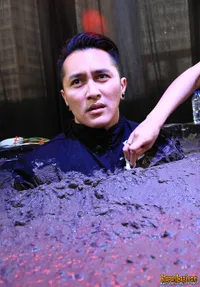 Serem! Inilah Foto-Foto Menegangkan Demian Dipendam Dalam Semen