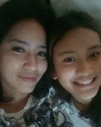 Sering Dikira Adik Kakak, 8 Potret Kebersamaan Risma Nilawati & Anaknya Harleyava Princy - Super Mirip!