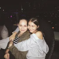 Sering Dikira Ibu dan Anak, Begini 8 Potret Mona Ratuliu - Kesha Ratuliu Saat Bersama