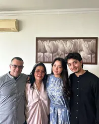 Sering Dikira Non Islam, Ini 10 Potret Bryan Domani Lebaran Bersama Keluarga - Ada Mawar Eva De Jongh yang Bikin Netizen Salah Fokus 