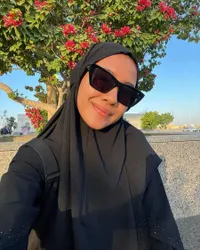 Sering Dikira Non Muslim, 8 Potret Shenina Cinnamon Jalani Ibadah Umrah di Tanah Suci - Cantik Berhijab