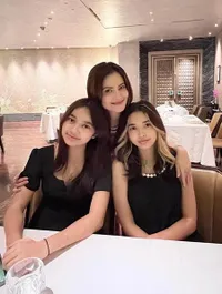 Sering Disebut Kembar, Ini 10 Potret Cut Tary Bareng Dua Anak Gadisnya yang Bikin Pangling - Cantiknya Mirip Meski Bukan Saudara Kandung