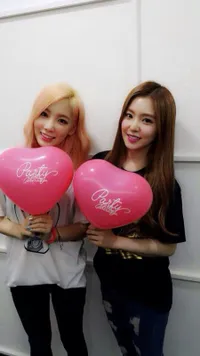 Sering Disebut Mirip, Para Idola Ini Selfie Bareng 'Kembarannya'