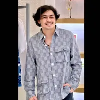 Sering Dituding Penyuka Sesama Jenis, Ini 8 Potret Thomas Djorghi yang Tetap Tampan di Usia 53 Tahun - Dikabarkan Pacaran Beda Usia 20 Tahun