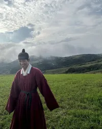Sering Pakai Baju Lengan Panjang, 10 Potret Tato Namgoong Min yang Nggak Banyak Orang Tahu - Ditutup Makeup Saat Syuting