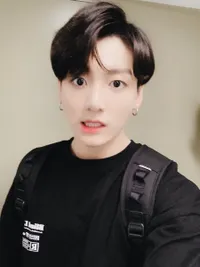 Sering Pakai Outfit Hitam, Yuk Simak Bareng Kumpulan Foto Keren dan Gantengnya Jungkook BTS