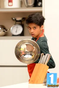 Seru Banget! Saat Bastian Steel 'Rempong' Masak Bareng Mama