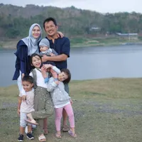 Seru! Keluarga Zaskia Mecca Habiskan Waktu Bersama di Waduk Sermo