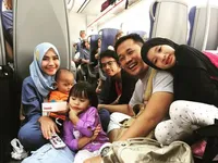 Serunya Liburan Hanung Bramantyo dan Keluarga ke Disneyland Paris