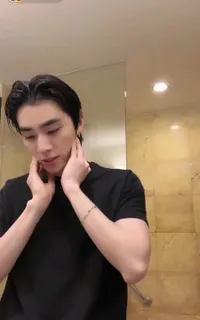 Serunya Live Weibo Xiaojun WayV, Reaksi Kocak Saat Digoda Fans: Bikin Puppy Ears atau Anjingmu Aku Curi!