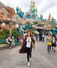 Serunya Marissa Nasution Blusukan ke Dunia Aladin, Ketemu Mickey!