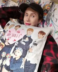 Setelah Operasi Plastik Biar Mirip, Oli London Bahagia Menikah dengan Cardboard Cutout Jimin BTS
