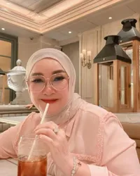 Setia Hampir Empat Dekade, 10 Potret Ricca Rachim Istri Rhoma Irama yang Cantik Awet Muda - Sempat Dimadu Juga Jadi Madu