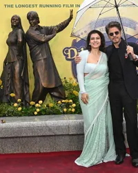 Shah Rukh Khan dan Kajol Resmikan Patung DDLJ di Inggris, Catat Sejarah