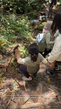 Sheila Dara Aisha Trekking ke Curug Bareng Keluarga Dion Wiyoko, Tersenyum Lepas