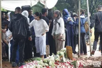 Sheila Dara di Pemakaman Vidi Aldiano, Tegar Ditinggal Suami Selamanya