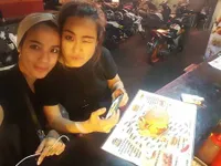Sheila Marcia Foto Bareng Teman Ceweknya Yang 'Cool Abis'