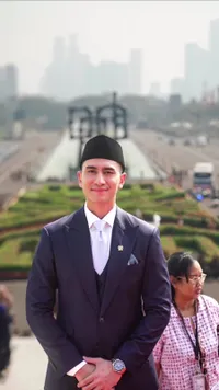 Siap Bertugas, 10 Potret Verrell Bramasta Resmi Dilantik Jadi Anggota Dewan - Didampingi Venna Melinda dan Keluarga