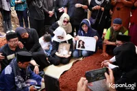 Siap Donorkan Ginjal Namun Sang Anak Keburu Tiada, Potret Tangisan Ibunda Shena Malsiana di Pemakaman