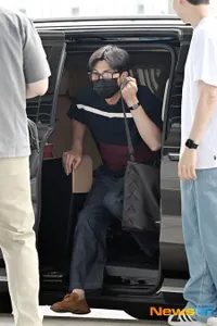 Siap Garap Album Baru BTS, 7 Potret RM BTS di Bandara - Aegyo Sebelum Terbang ke Los Angeles